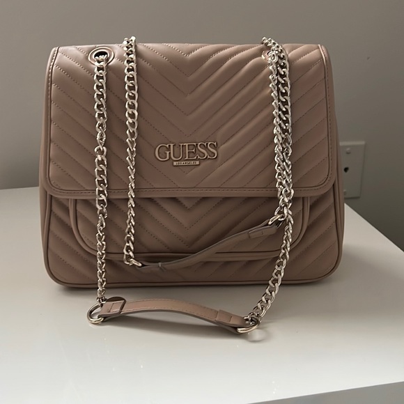 It s guess women bag.used few times .it s very good condition.pet and smoke free - Picture 1 of 6
